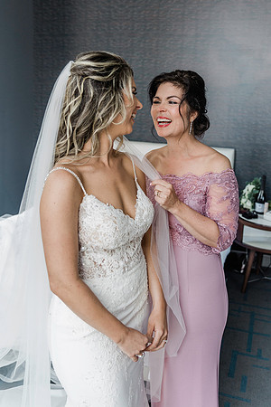 Downtown Tampa- Top Wedding Photographer- getting ready with mom- Le Meridien
